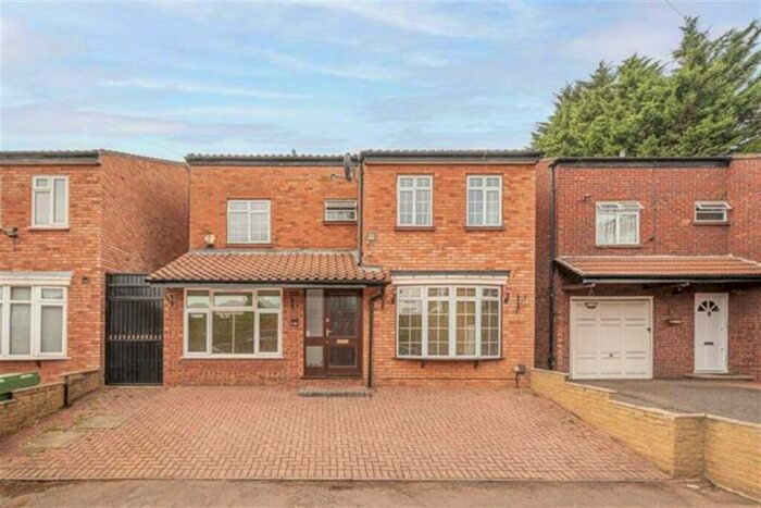 5 Bedroom House To Rent In Water Brook Lane, Hendon, NW4