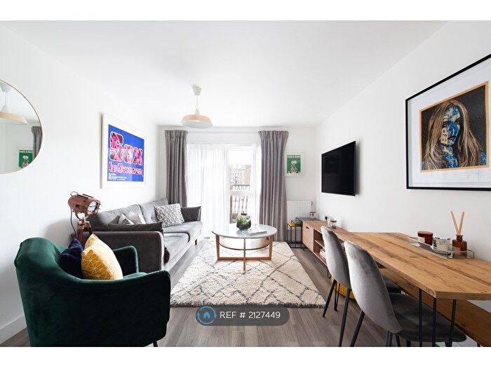 2 Bedroom Flat To Rent In Adenmore Road, London, SE6