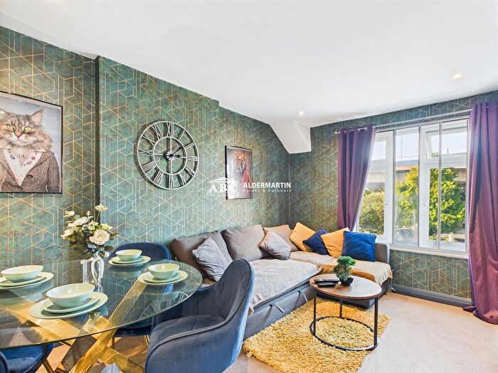2 Bedroom Maisonette For Sale In Great North Way, London, NW4