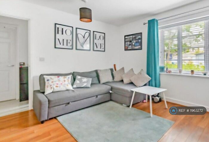 2 Bedroom Flat To Rent In Belton Road, Berkhamsted, HP4