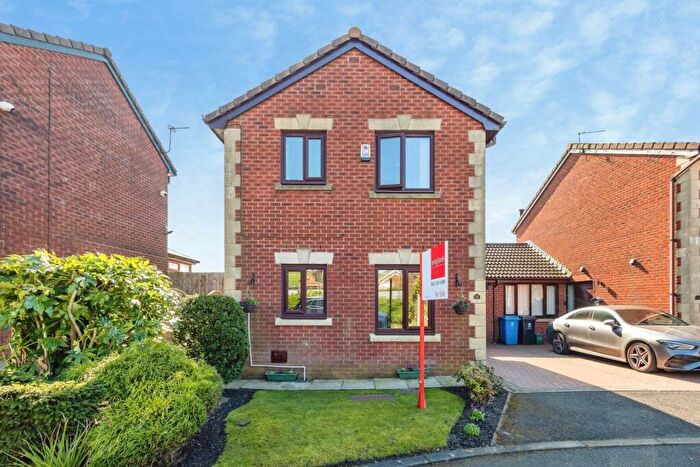3 Bedroom Link Detached House For Sale In Locking Gate Rise, Waterhead Oldham, Lancashire, OL4