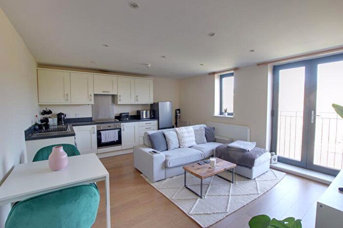 2 Bedroom Flat To Rent In Lower Bristol Road, Bath, BA2