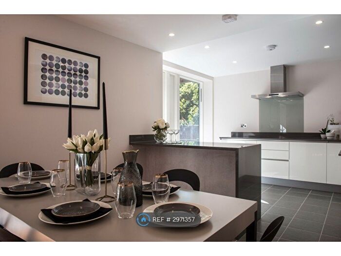 3 Bedroom Flat To Rent In Kings Avenue, London, SW4