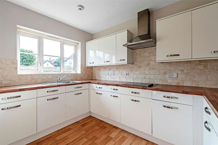 1 Bedroom Flat For Sale In Kingston Avenue, Leatherhead, Surrey, KT22