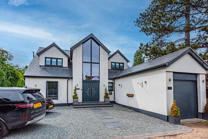 4 Bedroom Detached House For Sale In Avenue Road, Hoddesdon, Hertfordshire, EN11