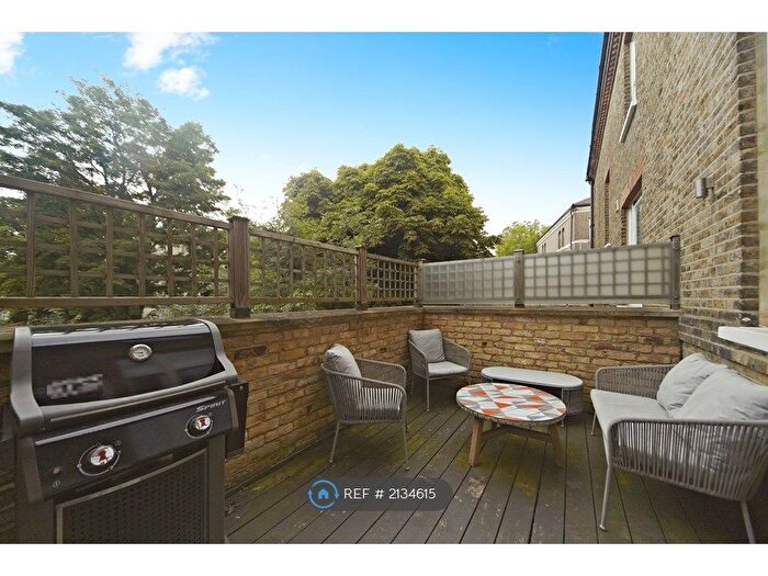 2 Bedroom Flat To Rent In Balham High Road, London, SW17