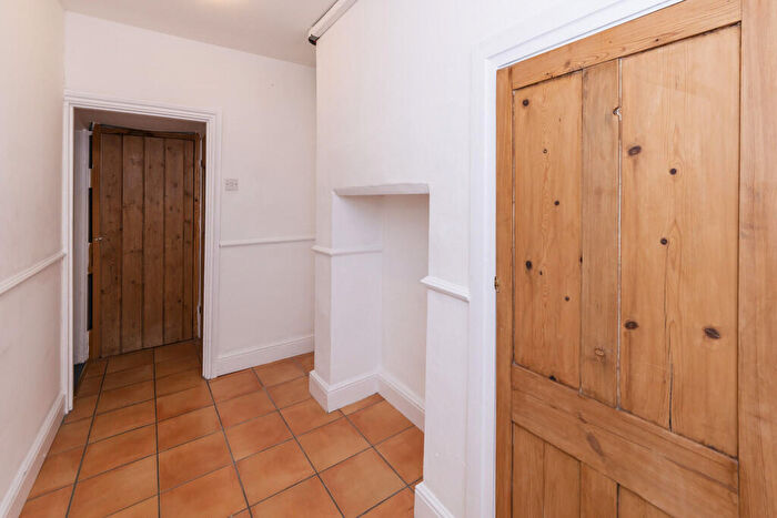4 Bedroom Maisonette To Rent In Woodbridge Hill, Guildford, GU2