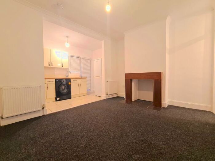 2 Bedroom Maisonette To Rent In Morgan Road, Bromley, BR1