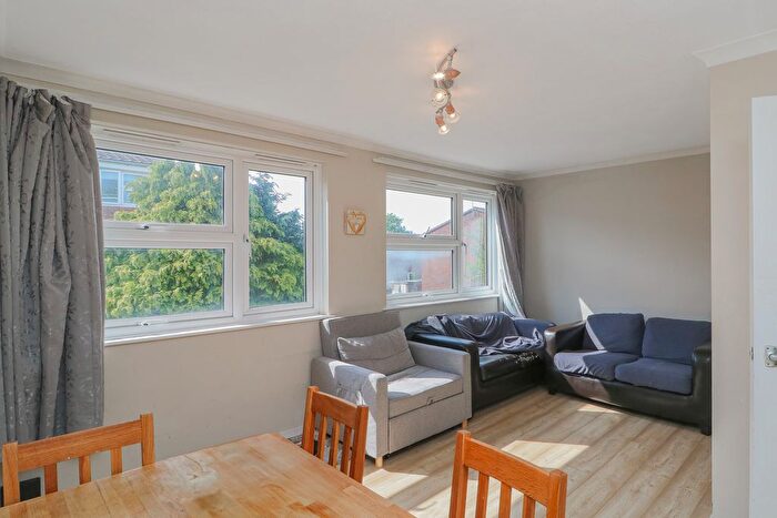 1 Bedroom Flat To Rent In Larch Close, London, SW12