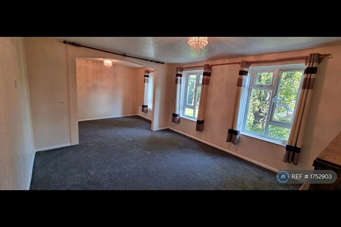 3 Bedroom Maisonette To Rent In Bank Place, Pill, Bristol, BS20