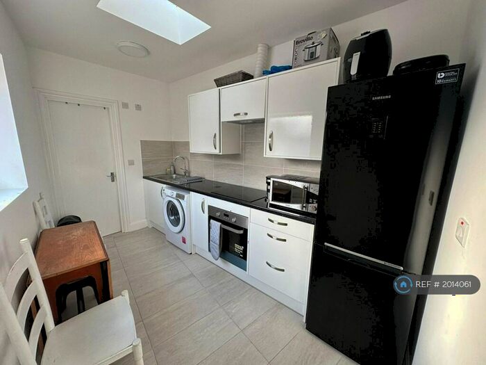 Studio To Rent In Grangewood Avenue, London, RM13
