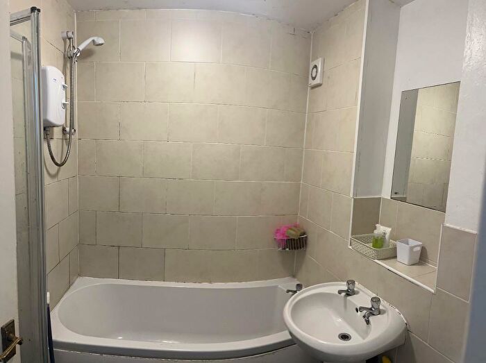 2 Bedroom Flat To Rent In Old Abbey Gardens, Harborne, Birmingham, West Midlands, B17