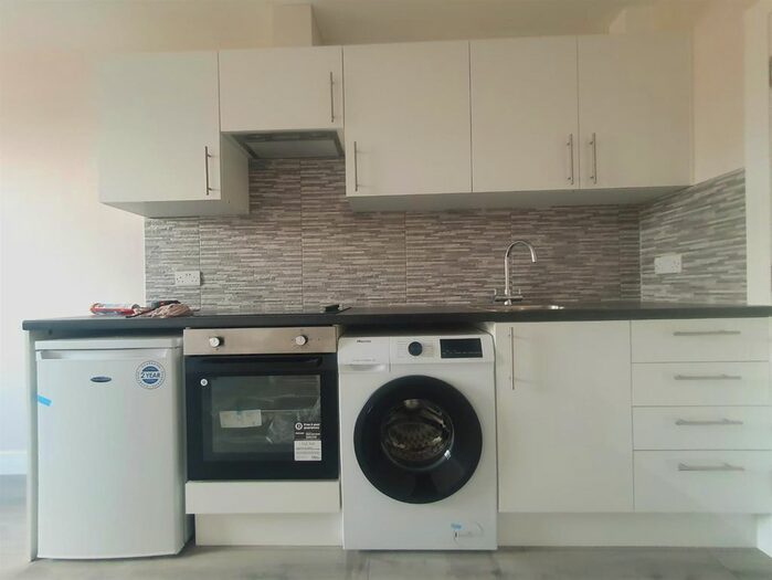 Studio To Rent In High Street, Slough, SL1
