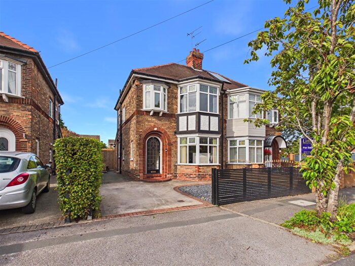 3 Bedroom Semi-Detached House For Sale In Ingleton Avenue, Hull, HU4