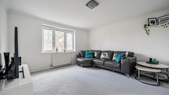 2 Bedroom Flat For Sale In Merton Road, Slough, SL1