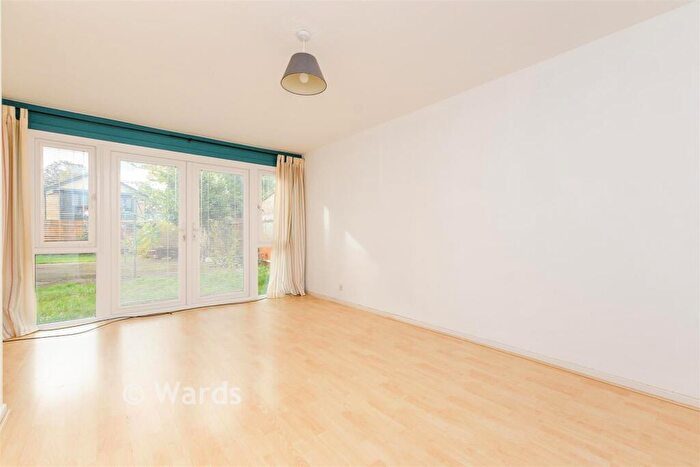 1 Bedroom Ground Maisonette For Sale In Old Road West, Gravesend, Kent, DA11