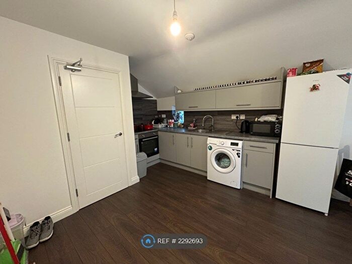 2 Bedroom Flat To Rent In Lilac Mews, London, N22