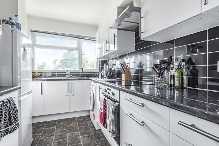 2 Bedroom Flat To Rent In Foxgrove Road, Beckenham, Kent, BR3