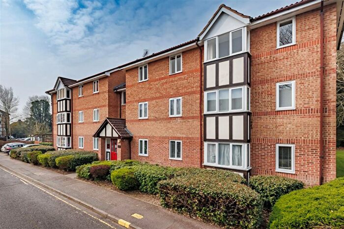 2 Bedroom Flat For Sale In Woodland Grove, Epping, CM16