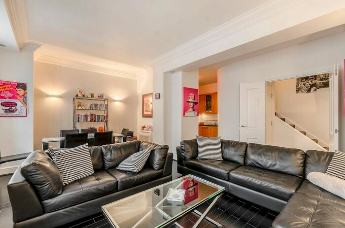 2 Bedroom Flat To Rent In Spring Gardens, St James's, London, SW1A