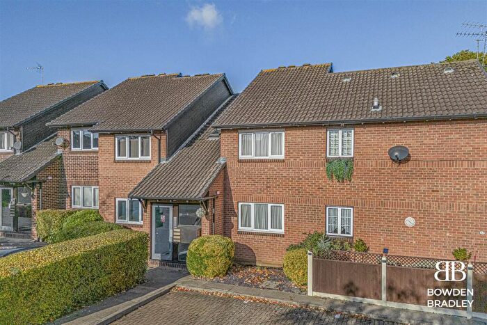 1 Bedroom Flat To Rent In Hereward Green, Loughton, IG10