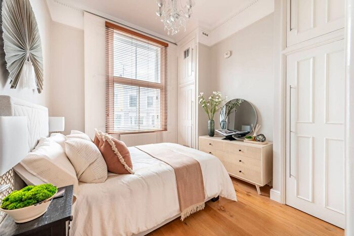 1 Bedroom Flat For Sale In Campden Hill Gardens, Notting Hill, London, W8
