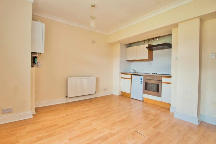 Studio To Rent In Carlyon Avenue, Harrow, HA2