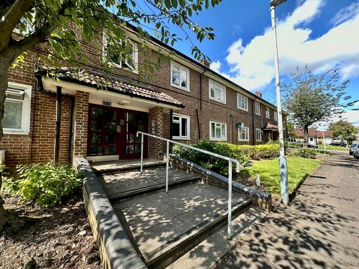 2 Bedroom Flat To Rent In Haydon Drive, Pinner, HA5