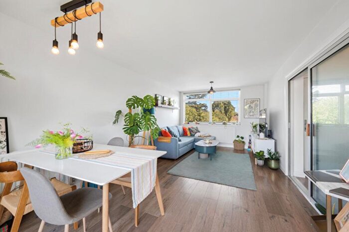 2 Bedroom Flat For Sale In St Vincent Road, Walton-on-Thames, KT12