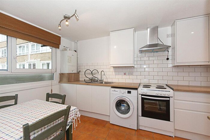 3 Bedroom Flat To Rent In Yelverton Road, Battersea, SW11
