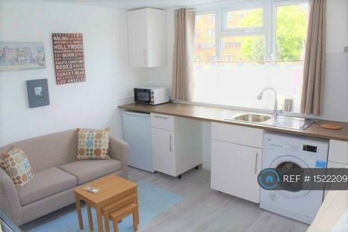 Studio To Rent In Wood Green, London, N22