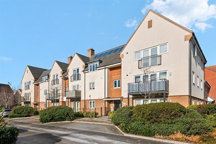 2 Bedroom Flat For Sale In Albacore Way, Hayes, UB3
