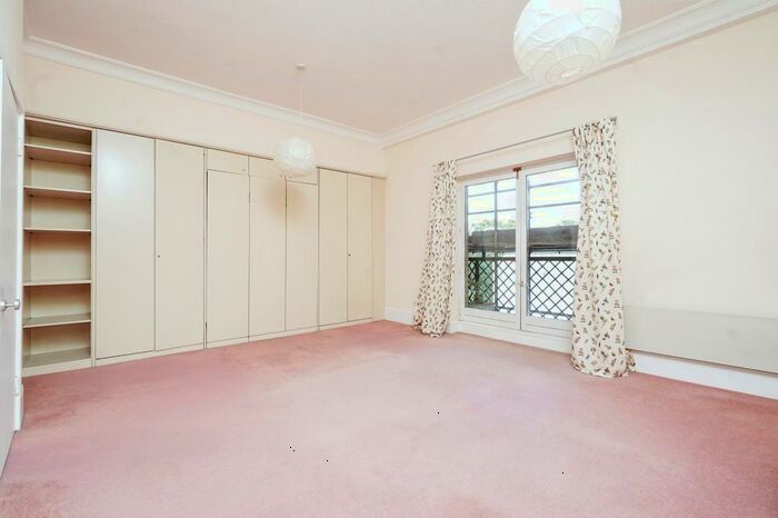 Flat To Rent In Waterloo Gardens, N1