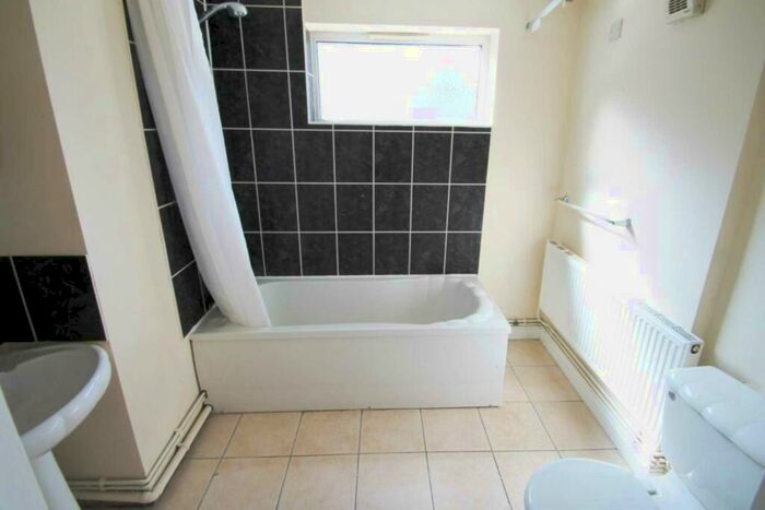 3 Bedroom Semi-Detached House To Rent In Salisbury Road, Reading, RG30