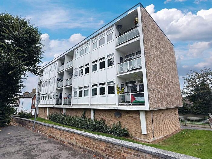 2 Bedroom Flat For Sale In Warley Mount, Warley, Brentwood, CM14