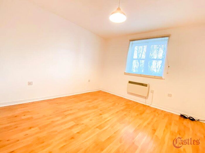 1 Bedroom Flat For Sale In Burrows Chase, Waltham Abbey, EN9