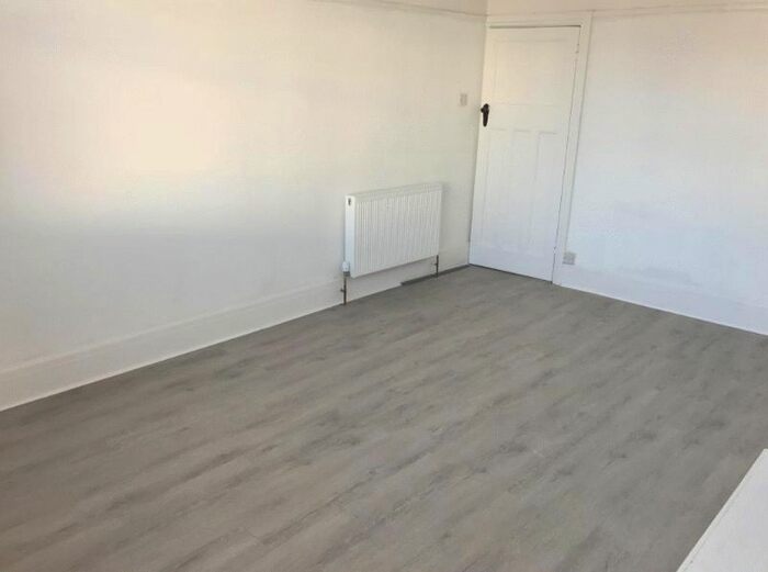 4 Bedroom Flat To Rent In Elvendon Road, London N13