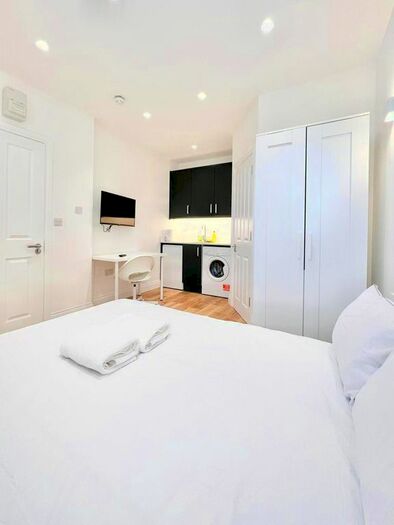 Studio To Rent In West Green Road, London, N15