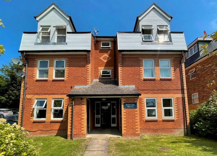 1 Bedroom Flat To Rent In West Wycombe Road, High Wycombe, HP12