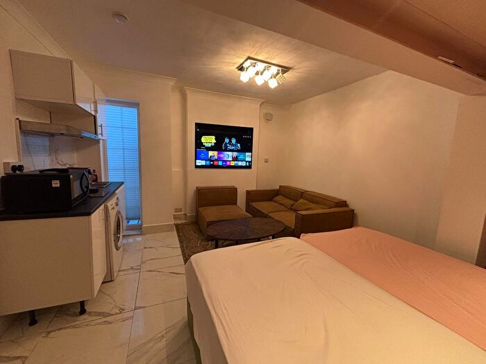 Studio To Rent In West Hendon Broadway, London, NW9