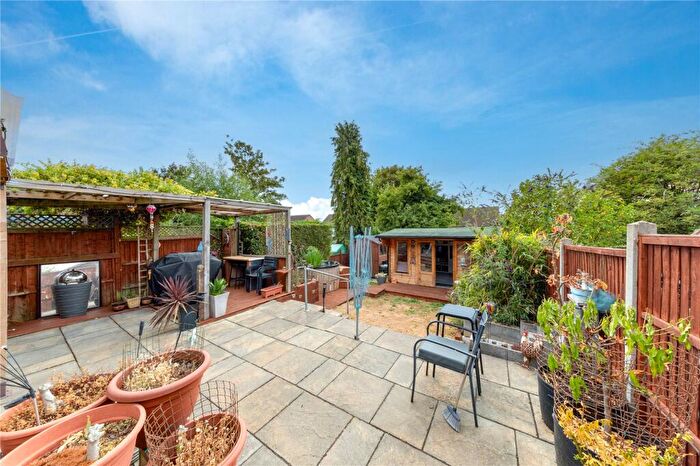 3 Bedroom Terraced House For Sale In Clevedon Road, Luton, Bedfordshire, LU2