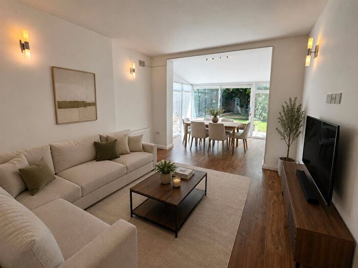 2 Bedroom Block Of Flats To Rent In Cavendish Avenue, London, N3