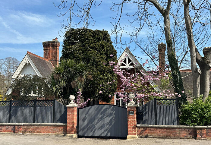 4 Bedroom Semi-Detached House For Sale In Plaistow Lane, Bromley, BR1