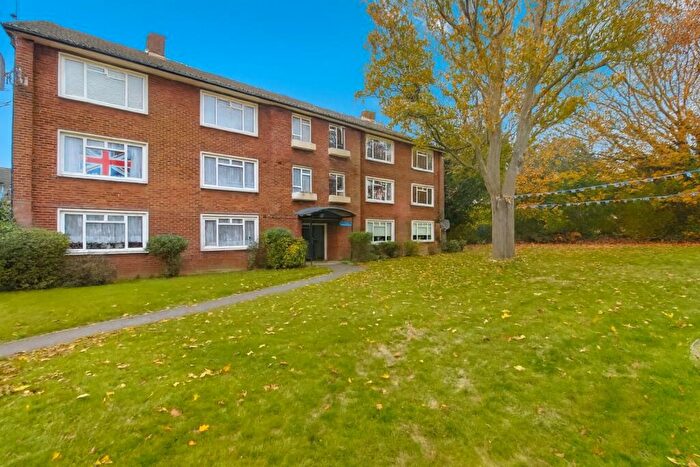 2 Bedroom Flat To Rent In Merryhills Court, Oakwood, N14