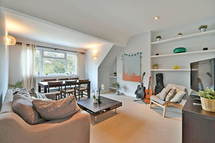 3 Bedroom Flat For Sale In Chatsworth Road, Mapesbury, NW2