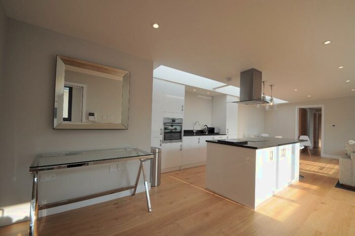 2 Bedroom Apartment To Rent In High Street, Guildford, Surrey, GU1