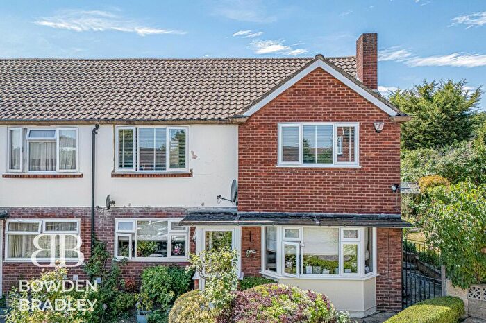 2 Bedroom Maisonette For Sale In Shrublands Close, Chigwell, IG7