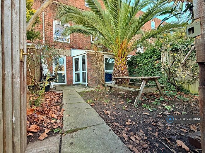 2 Bedroom Maisonette To Rent In Rochford Walk, London, E8