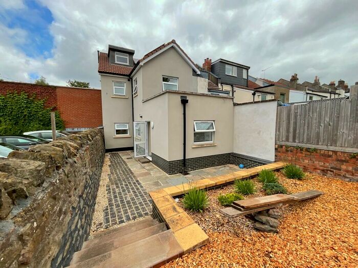 2 Bedroom House To Rent In Vicarage Road, BS5