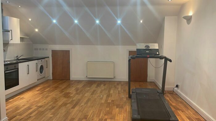 2 Bedroom Maisonette To Rent In Stoke Newington Road, London, N16